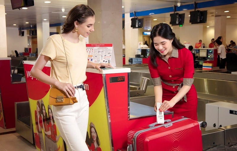 Thay vì xin lỗi khách hàng sau vụ nhân viên hất hành lý thì Vietjet lại biện hộ cho nhân viên của họ.