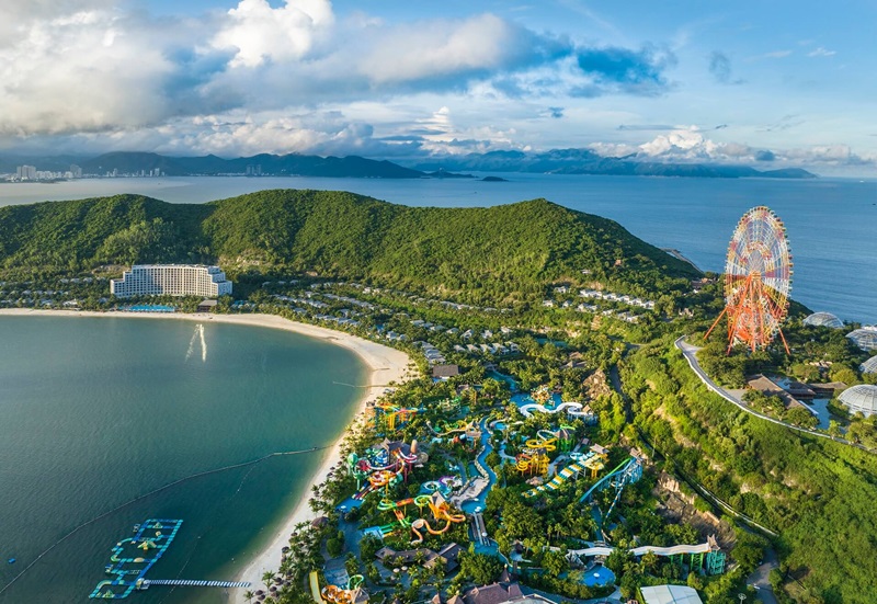 Nha trang là địa điểm du lịch mùa hè cực thú vị, nổi bật với bãi biển xanh sạch và cực đẹp.