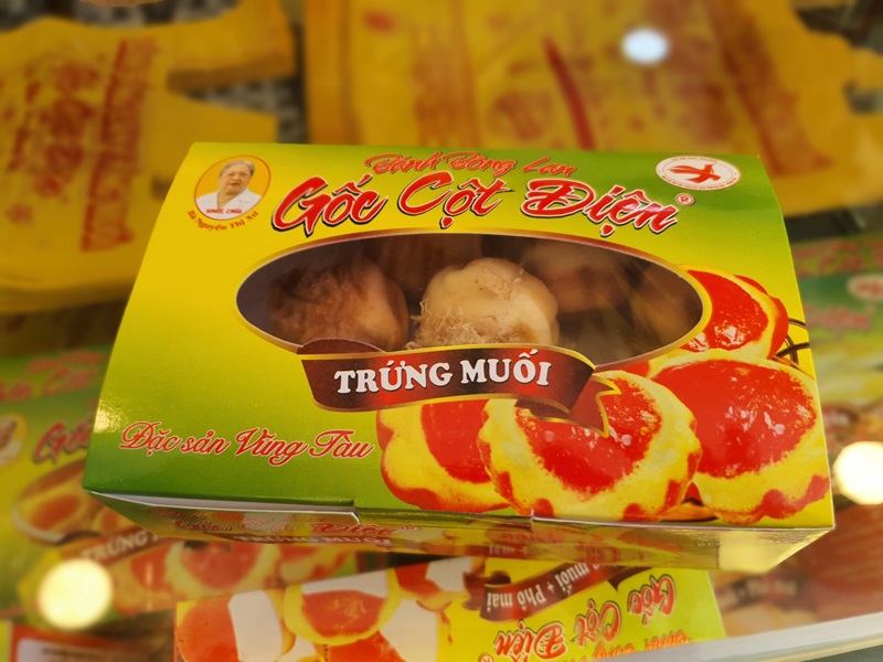 Gốc Cột Điện là một trong những tiệm bánh bông lan trứng muối Vũng Tàu nổi tiếng với món bánh đặc sản này.