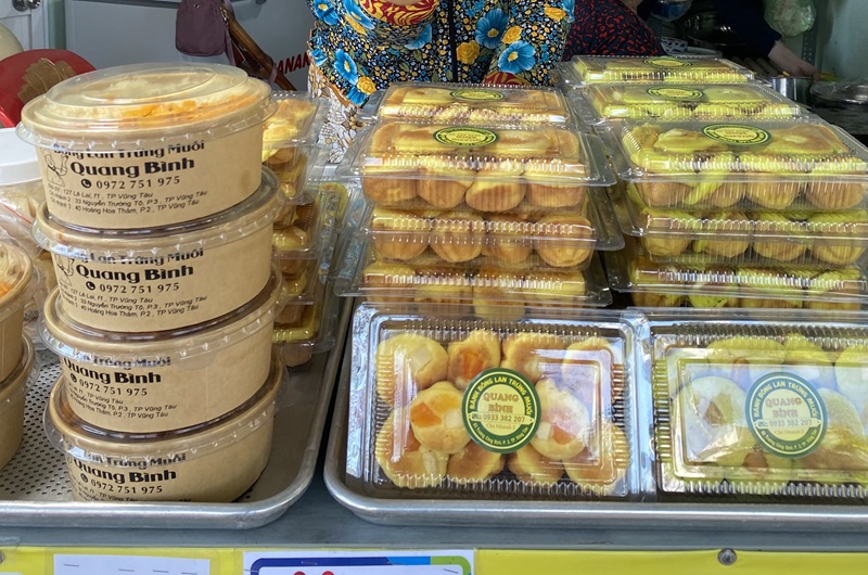 Bánh bông lan trứng muối Quang Bình 2.