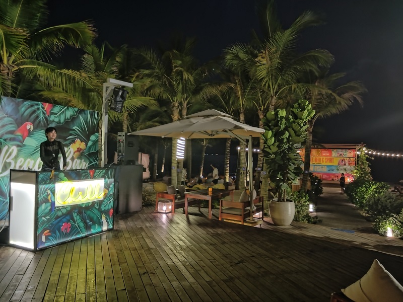 Chill Beach Bar là địa chỉ quán bar Hạ Long ngay bờ biển.