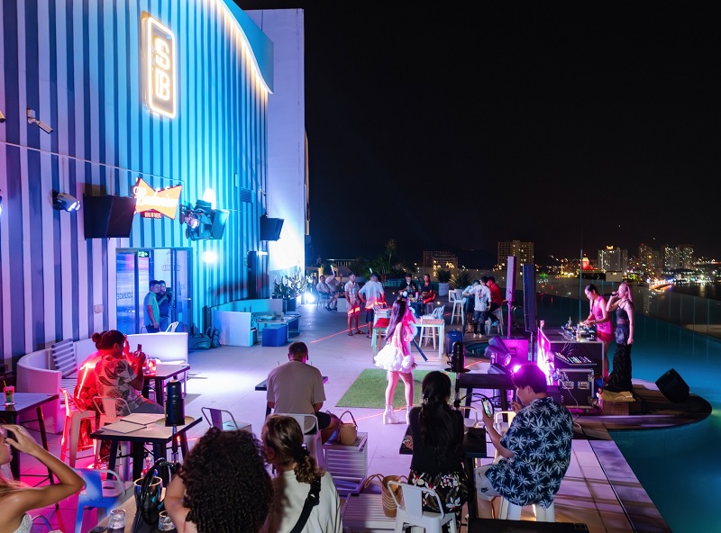 Sky Blu Lounge là địa chỉ bar Nha Trang với không gian mở thoáng đãng và hấp dẫn.