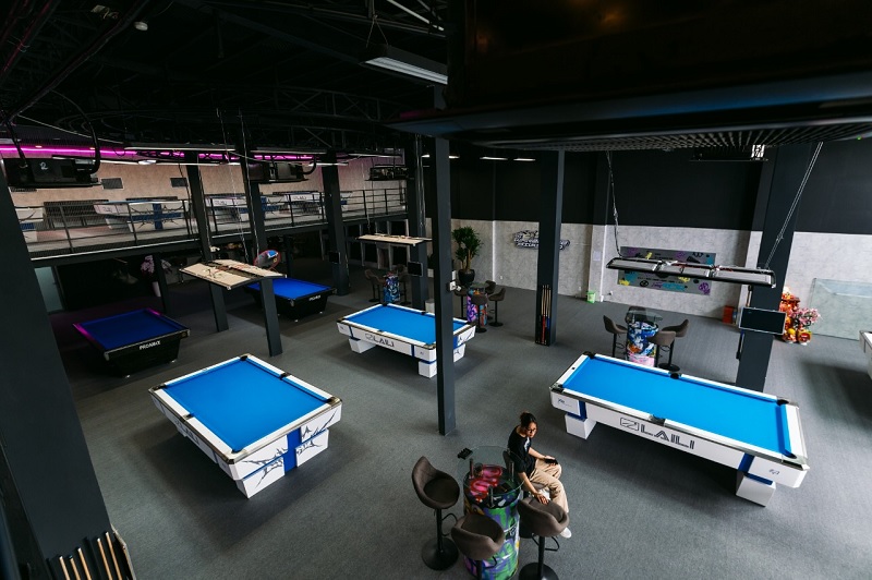 The Warehouse Billiards là câu lạc bộ bida quận 10 có không gian rộng rãi, chuyên nghiệp.