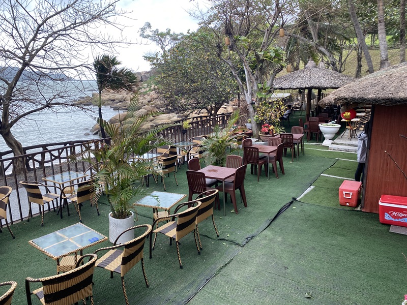 Cà phê Hòn Chồng là địa điểm cafe sân vườn Nha Trang có view đẹp.