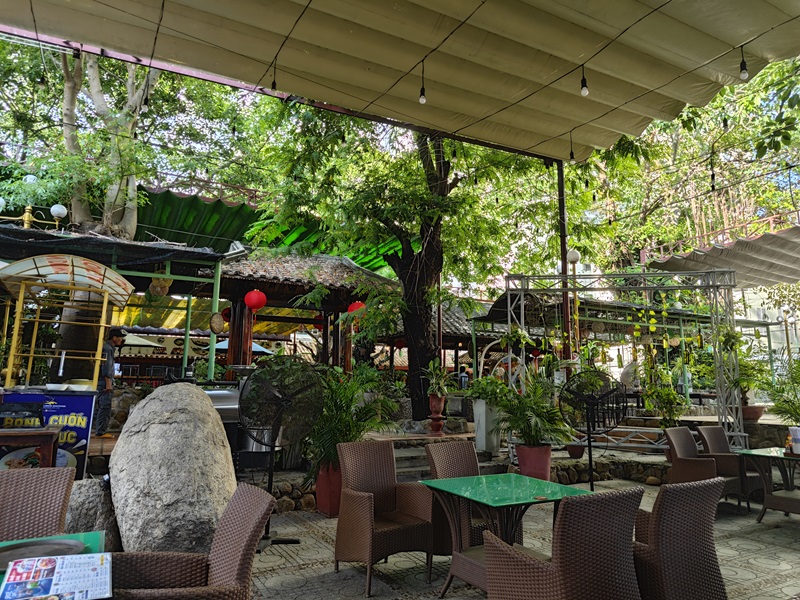 Cafe sân vườn Nha Trang thoáng mát tại Yasaka Coffee.