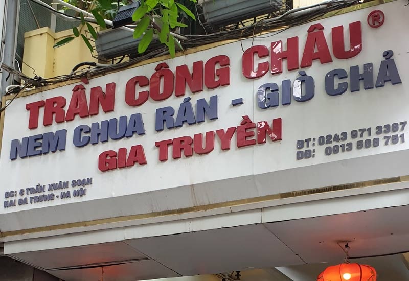 Thưởng thức nem chua rán TPHCM tại quán nem chua rán Trần Công Châu.