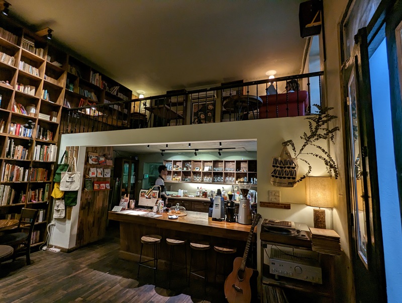 Tranquil Books & Coffee là quán cafe sách có không gian yên tĩnh và thư giãn.
