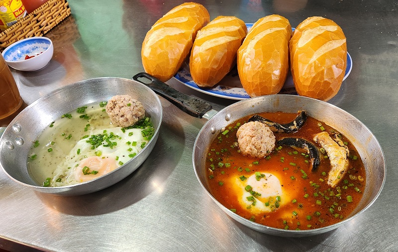 Bánh mì xíu mại Hàng Quyên.