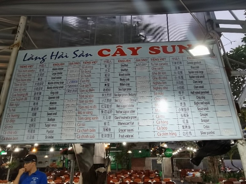 Menu quán Cây Sung Đà Nẵng đa dạng với nhiều loại hải sản cao cấp và cách chế biến giữ lại độ ngon ngọt tự nhiên.