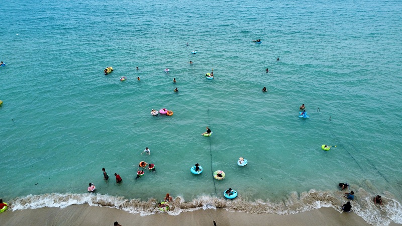 Tắm biển tại Bãi Dài Nha Trang.