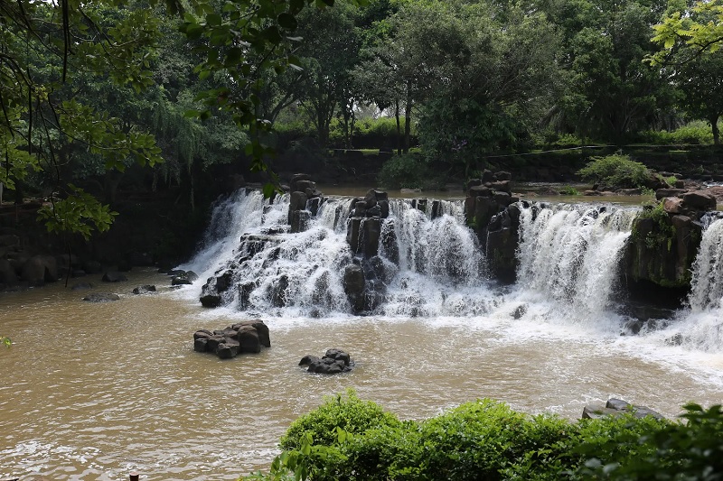 Phong cảnh Đồng Nai tại thác Giang Điền.