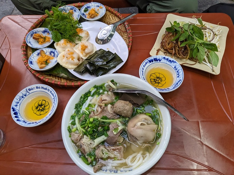 Món Huế ở Hà Nội - Bún bò Huế O Xuân.